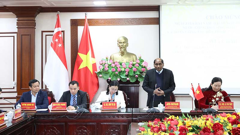 Ông Jaya Ratnam, Đại sứ đặc mệnh toàn quyền nước Cộng hòa Singapore tại Việt Nam phát biểu tại buổi làm việc. Ông Jaya Ratnam, Đại sứ đặc mệnh toàn quyền nước Cộng hòa Singapore tại Việt Nam phát biểu tại buổi làm việc.