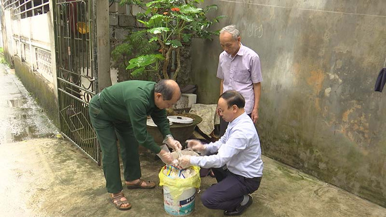 Phân loại rác thải tại hộ gia đình ở thị trấn Ba Sao, huyện Kim Bảng.