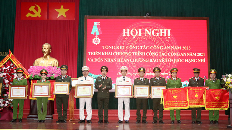 Trung tướng Lê Văn Tuyến, Thứ trưởng Công an trao Cờ thi đua xuất sắc và Bằng khen của Bộ trưởng Bộ Công an cho các tập thể, cá nhân có thành tích xuất sắc trong năm 2023. Trung tướng Lê Văn Tuyến, Thứ trưởng Công an trao Cờ thi đua xuất sắc và Bằng khen của Bộ trưởng Bộ Công an cho các tập thể, cá nhân có thành tích xuất sắc trong năm 2023.