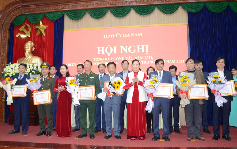 Các đồng chí Thường trực Tỉnh ủy Hà Nam trao thưởng các tổ chức Đảng đạt nhiều thành tích xuất sắc trong công tác năm 2022.