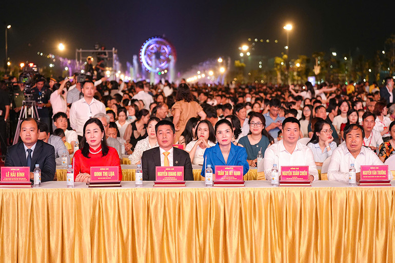 Các đại biểu dự buổi lễ.