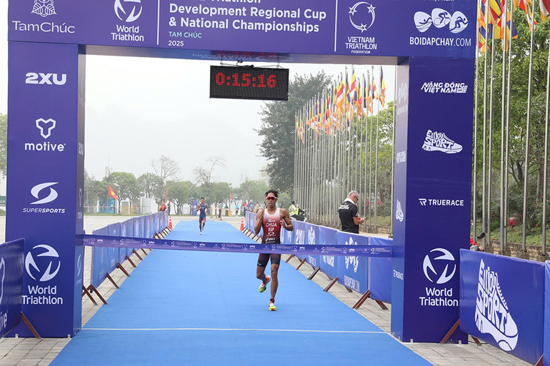 Vận động viên về đích nội dung Aquathlon.