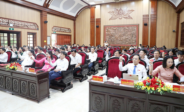 Biểu quyết thông qua các nghị quyết kỳ họp. Biểu quyết thông qua các nghị quyết kỳ họp.