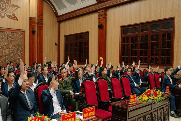 Các đại biểu dự hội nghị biểu quyết thông qua biên bản bầu chức danh Bí thư Tỉnh ủy khóa XX, nhiệm kỳ 2020-2025.