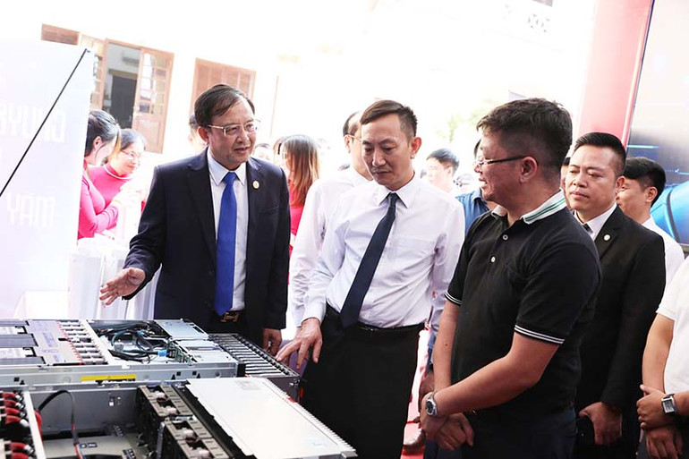 Các đại biểu tham quan gian hàng trưng bày, giới thiệu các giải pháp công nghệ, ứng dụng hỗ trợ, thúc đẩy chuyển đổi số.