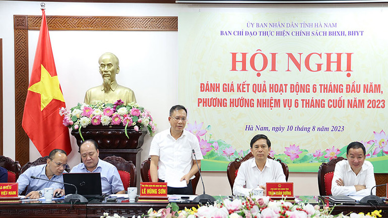 Đồng chí Lê Hùng Sơn Phó Tổng Giám đốc Bảo hiểm xã hội Việt Nam phát biểu tại hội nghị.