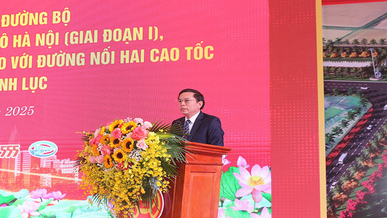 Đồng chí Trần Xuân Dưỡng, Phó Chủ tịch Ủy ban nhân dân tỉnh Hà Nam phát biểu tại buổi lễ. Đồng chí Trần Xuân Dưỡng, Phó Chủ tịch Ủy ban nhân dân tỉnh Hà Nam phát biểu tại buổi lễ.