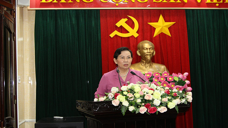 Đồng chí Lê Thị Thủy, Ủy viên Trung ương Đảng, Bí thư Tỉnh ủy, Chủ tịch Hội đồng nhân dân tỉnh Hà Nam phát biểu kết luận hội nghị.