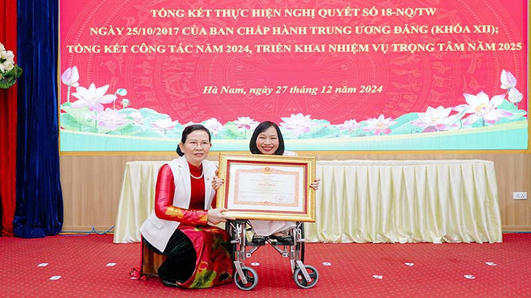 Đồng chí Bí thư Tỉnh ủy Hà Nam trao Bằng khen của Thủ tướng Chính phủ cho chị Lâm Thị Nga, Giám đốc Công ty TNHH ba bánh Hà Nam có thành tích tiêu biểu trong học tập và làm theo tấm gương đạo đức, phong cách Hồ Chí Minh năm 2024.