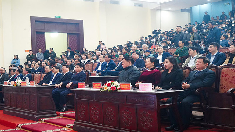 Các đồng chí lãnh đạo Ban Tuyên giáo Trung ương, lãnh đạo tỉnh Hà Nam và đông đảo nhân dân tham dự chương trình.