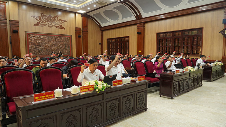 Các đại biểu HĐND tỉnh Hà Nam biểu quyết thông qua 2 Nghị quyết của kỳ họp.