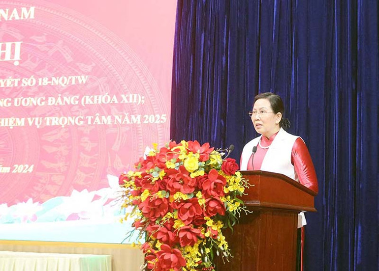 Đồng chí Lê Thị Thủy, Ủy viên Trung ương Đảng, Bí thư Tỉnh ủy, Chủ tịch Hội đồng nhân dân tỉnh Hà Nam phát biểu kết luận hội nghị.