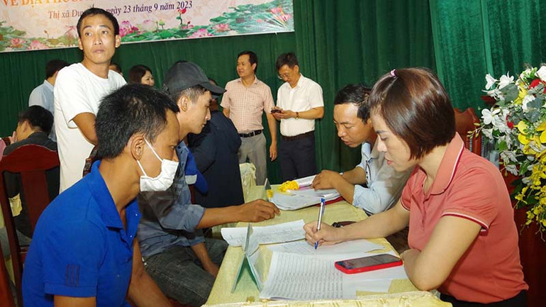 Nhiều lao động tham gia phiên giao dịch việc làm.