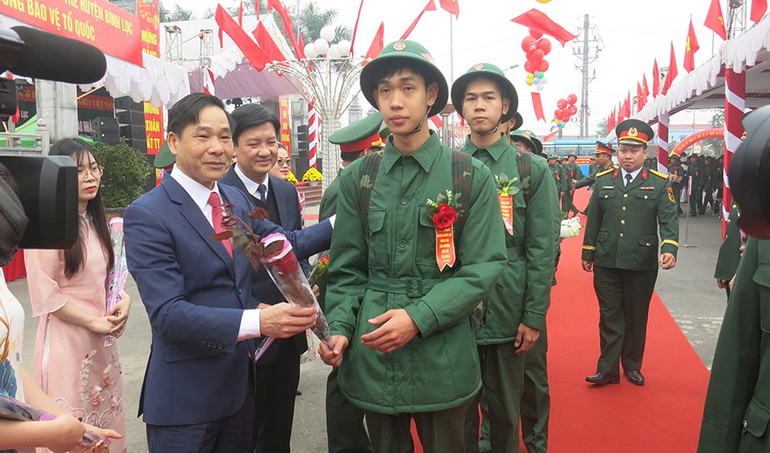 Các đồng chí lãnh đạo tỉnh Hà Nam tặng hoa chúc mừng, động viên tân binh lên đường nhập ngũ.