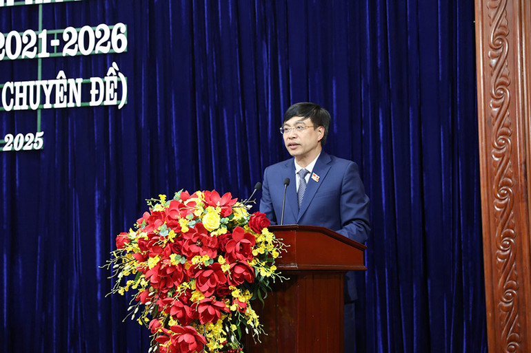 Ông Đặng Thanh Sơn, Phó Chủ tịch Thường trực Hội đồng nhân dân tỉnh Hà Nam, phát biểu tại kỳ họp. Ông Đặng Thanh Sơn, Phó Chủ tịch Thường trực Hội đồng nhân dân tỉnh Hà Nam, phát biểu tại kỳ họp.