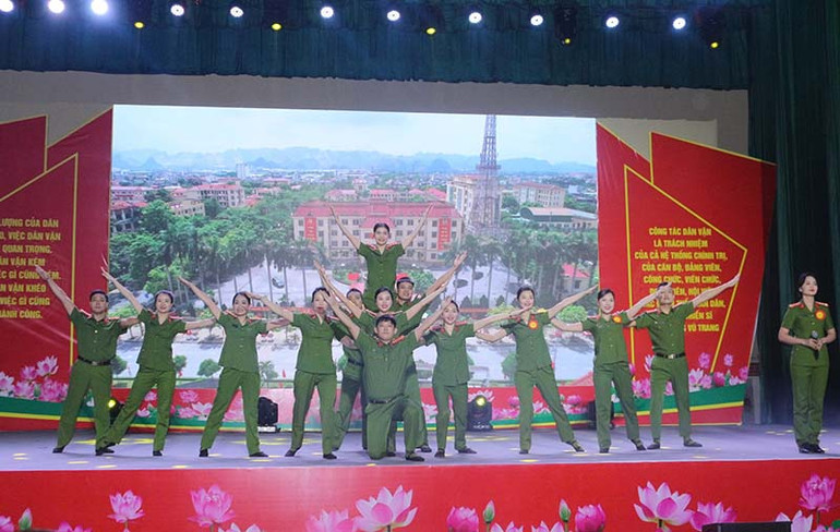 Phần thi của đội thi Đảng bộ Công an tỉnh.