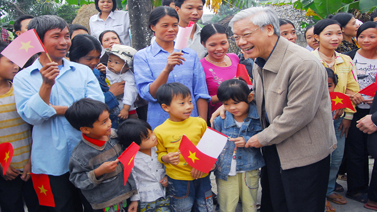 Chủ tịch Quốc hội Nguyễn Phú Trọng thăm nhân dân thôn Đồng Phú xã Liên Sơn năm 2008. Chủ tịch Quốc hội Nguyễn Phú Trọng thăm nhân dân thôn Đồng Phú xã Liên Sơn năm 2008.