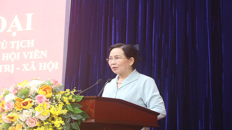 Đồng chí Lê Thị Thủy, Ủy viên Trung ương Đảng, Bí thư Tỉnh ủy, Chủ tịch Hội đồng nhân dân tỉnh phát biểu tại cuộc đối thoại.