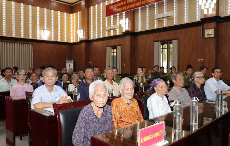 Các thân nhân gia đình liệt sĩ tham dự chương trình. Các thân nhân gia đình liệt sĩ tham dự chương trình.