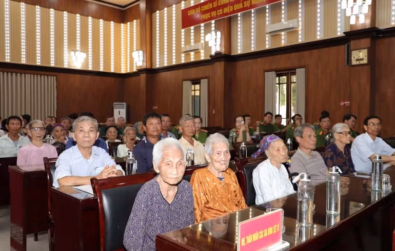 Các thân nhân gia đình liệt sĩ tham dự chương trình.