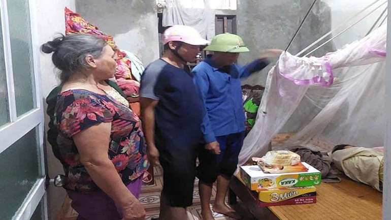 Lực lượng an ninh trật tự ở cơ sở làm nhiệm vụ hỗ trợ nhân dân vùng ngập lụt kịp thời phát hiện chị Tuyết sốt cao ở một mình tại nhà cần sự hỗ trợ về y tế.