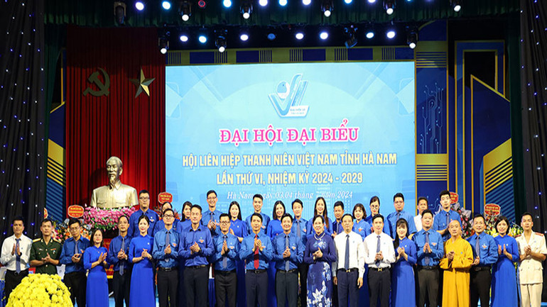 Ủy ban Hội Liên hiệp Thanh niên Việt Nam tỉnh ra mắt đại hội và chụp ảnh lưu niệm với các đại biểu.