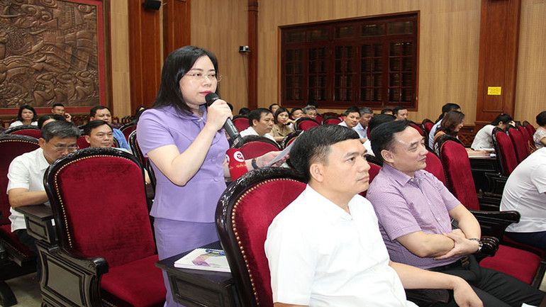 Đại diện cử tri Liên đoàn Lao động nêu kiến nghị với Đoàn đại biểu Quốc hội tỉnh Hà Nam.
