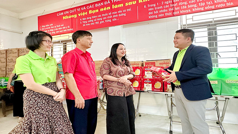 Đại diện các đơn vị tham quan gian hàng lưu trữ hàng hóa của Ngân hàng Thực phẩm.