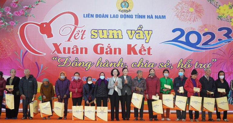 Đồng chí Trưởng Ban Tổ chức Trung ương tặng quà cho công nhân, người lao động nghèo.