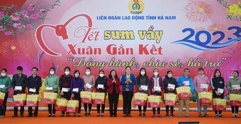 Đồng chí Trưởng Ban Dân Vận Trung ương và Bí Thư tỉnh ủy Hà Nam tặng quà cho các công nhân nghèo tỉnh Hà Nam.