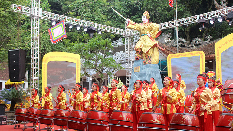 Biểu diễn trống hội tại lễ khai hội Đền thờ nữ tướng Lê Chân.