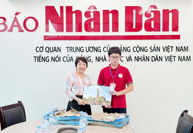 Văn phòng đại diện Báo Nhân Dân tại tỉnh Hà Nam trao tặng ấn phẩm đặc biệt "Cột cờ Hà Nội" cho bạn đọc.