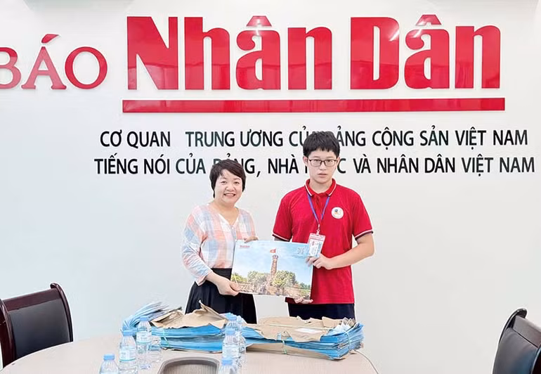 Văn phòng đại diện Báo Nhân Dân tại tỉnh Hà Nam trao tặng ấn phẩm đặc biệt "Cột cờ Hà Nội" cho bạn đọc. Văn phòng đại diện Báo Nhân Dân tại tỉnh Hà Nam trao tặng ấn phẩm đặc biệt "Cột cờ Hà Nội" cho bạn đọc.