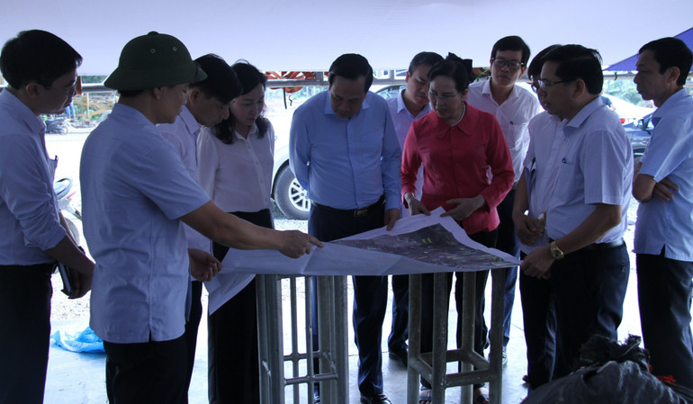 Bộ trưởng Lao động-Thương binh và Xã hội và Bí thư Tỉnh ủy Hà Nam kiểm tra thực tế tại nút giao Phú Thứ.