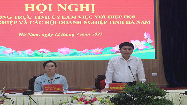 Các đồng chí Thường trực tỉnh ủy Hà Nam chủ trì hội nghị.