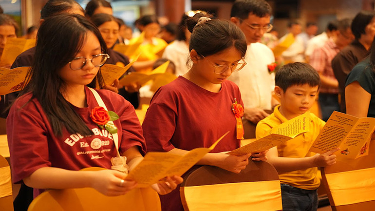 Nhiều bạn trẻ tích cực tham gia pháp hội.