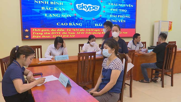 Phiên giao dịch việc làm trực tuyến được Trung tâm dịch vụ việc làm tỉnh Hà Nam tổ chức.