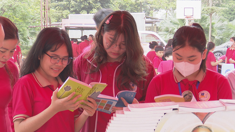Nhiều học sinh có niềm đam mê đọc sách.