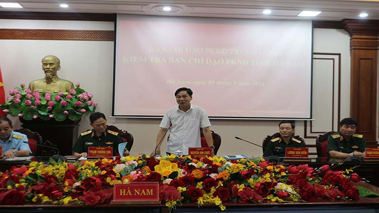 Đồng chí Nguyễn Anh Chức, Phó Chủ tịch Thường trực UBND tỉnh phát biểu tại hội nghị.