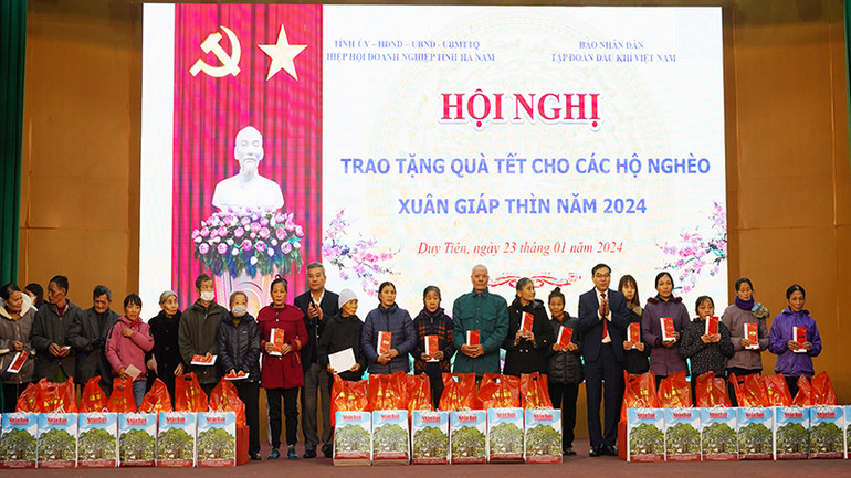 Lãnh đạo Tập đoàn Dầu khí Việt Nam và thị xã Duy Tiên trao tặng quà Tết cho các hộ nghèo của thị xã Duy Tiên.