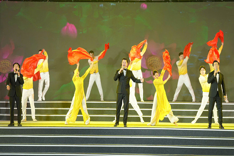 Ca khúc “Người là niềm tin tất thắng” được biểu diễn bởi Nghệ sĩ Ưu tú Đăng Dương, Nghệ sĩ Ưu tú Việt Hoàn và ca sĩ Lê Anh Dũng.