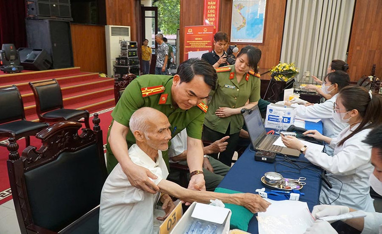 Các cán bộ, chiến sĩ Công an tỉnh Hà Nam tận tình hướng dẫn thân nhân liệt sĩ tiến hành thu mẫu ngay tại Công an tỉnh Hà Nam.