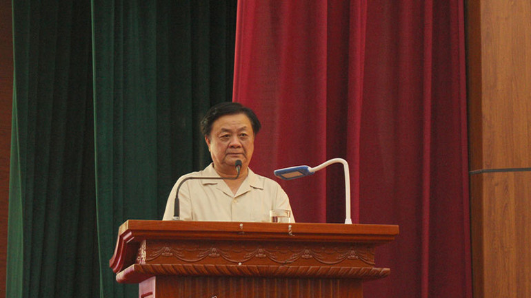 Bộ trưởng Nông nghiệp và Phát triển nông thôn Lê Minh Hoan trao đổi, chia sẻ một số nội dung từ thực tiễn lãnh đạo, chỉ đạo phát triển kinh tế nông nghiệp và xây dựng nông thôn mới.