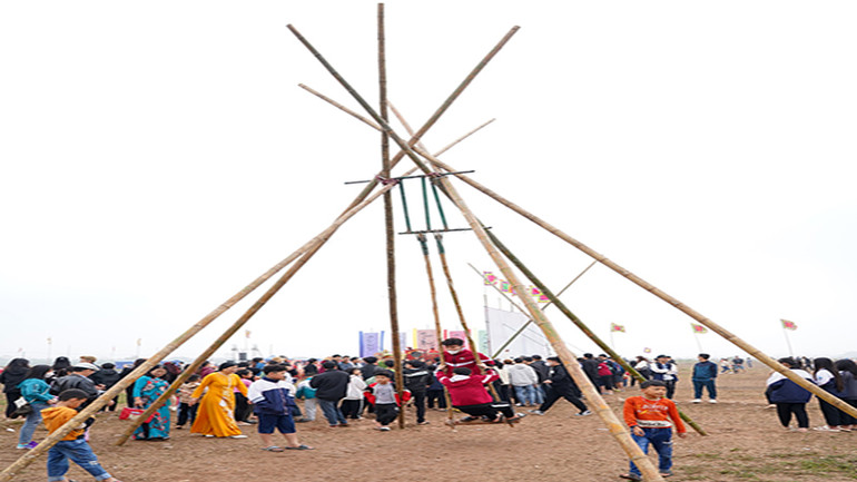 Trong khuôn khổ lễ hội đã diễn ra nhiều trò chơi dân gian hấp dẫn, thu hút đông đảo nhân dân và du khách.