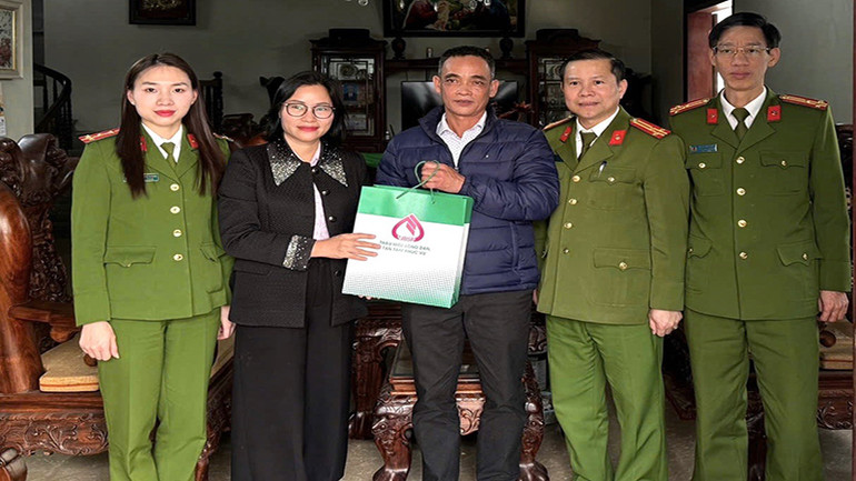 Công tác Công an tỉnh và Chi nhánh Ngân hàng chính sách xã hội tỉnh Hà Nam đã đến thăm hỏi, chúc Tết gia đình anh Lã Văn Thìn ở Tổ 1 phường Thanh Tuyền, thành phố Phủ Lý.