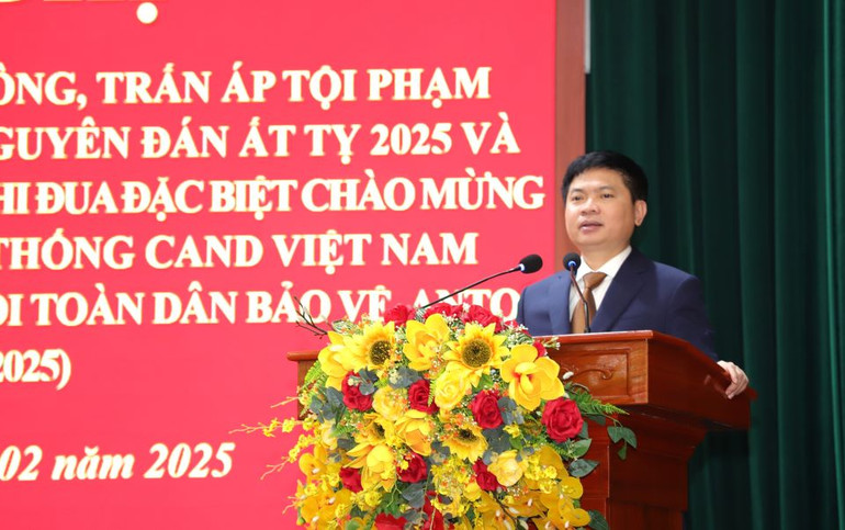 Đồng chí Trương Quốc Huy, Phó Bí thư Tỉnh ủy, Chủ tịch UBND tỉnh, Trưởng Đoàn ĐBQH tỉnh phát biểu chỉ đạo tại hội nghị.