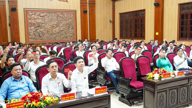 Các đại biểu biểu quyết thông qua các nội dung của kỳ họp.