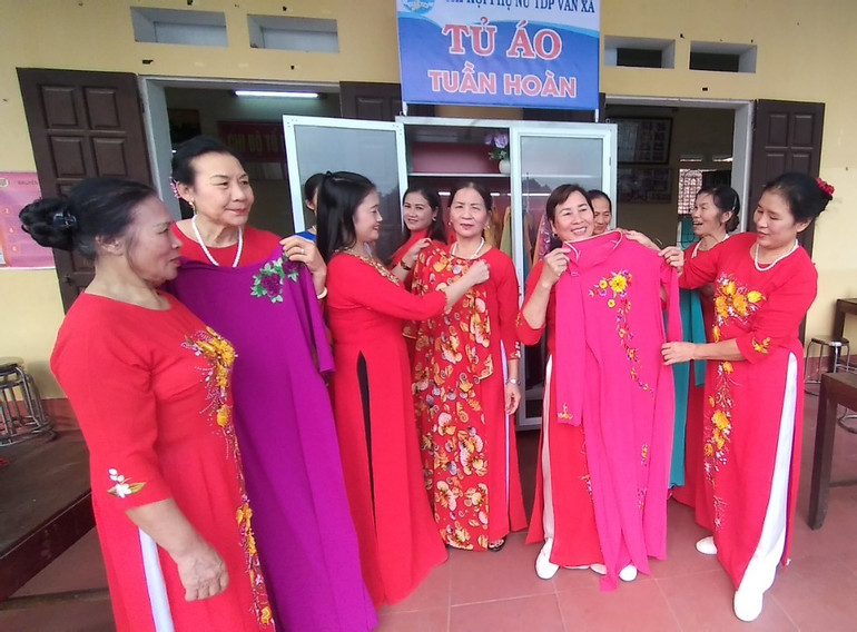 Tủ áo dài tuần hoàn tổ dân phố Văn Xá phường Yên Bắc.