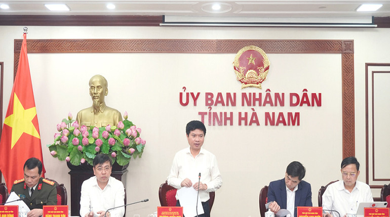 Đồng chí Trương Quốc Huy, Bí thư Tỉnh ủy, Chủ tịch Ủy ban nhân dân tỉnh, Trưởng đoàn đại biểu Quốc hội tỉnh Hà Nam phát biểu tại hội nghị.