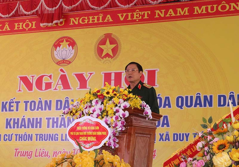 Đại tướng Nguyễn Tân Cương, Tổng Tham mưu trưởng Quân đội nhân dân Việt Nam, Thứ trưởng Quốc phòng phát biểu tại ngày hội “Đại đoàn kết toàn dân tộc” cùng nhân dân thôn Trung Liêu,